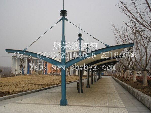 膜結(jié)構(gòu)車(chē)棚靠的是什么